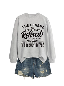 Felpa grigia con scritta 'The Legend Retired' e pantaloncini di jeans blu strappati