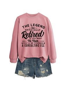 Completo felpa rosa con stampa pensione e pantaloncini di denim usurati su bianco