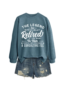 Dettaglio della felpa grigio blu con scritta e degli shorts in denim consumati