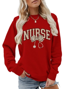 Détail du sweat rouge infirmière avec motif nœud léopard et design créatif de stéthoscope