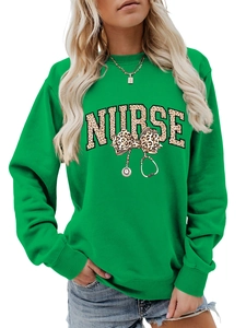 Détail du sweat-shirt infirmier vert avec motif léopard et motif de stéthoscope