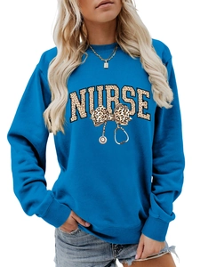 Détail du sweat bleu infirmière avec typographie léopard et graphique de stéthoscope