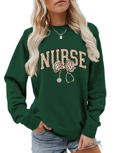 Détail du sweat-shirt infirmier vert foncé avec lettres léopard et motif de stéthoscope
