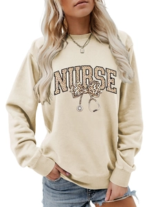 Détail du sweat-shirt abricot avec imprimé léopard NURSE et motif de stéthoscope