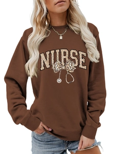 Détail d'un sweat infirmier marron foncé avec nceud léopard et motifs de stéthoscope
