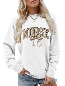 Détail du lettrage NURSE léopard avec motif de stéthoscope sur un sweat-shirt blanc