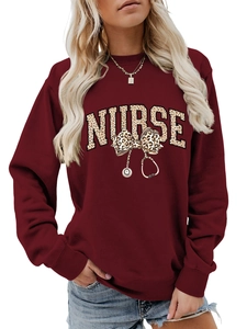 Détail d'un sweat-shirt bordeaux infirmière avec texte léopard et graphismes stéthoscope