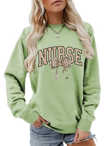 Détails des poignets côtelés et motif Nurse léopard sur sweat-shirt vert clair
