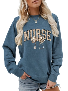 Détail du sweat bleu infirmière avec lettrage léopard et motif de stéthoscope médical