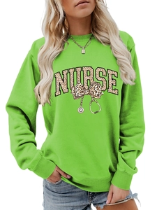 Détail du sweat infirmière vert néon avec nœud léopard et graphique de stéthoscope
