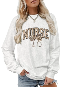 Détail de l'imprimé Nurse avec nœud léopard et stéthoscope sur un sweat-shirt gris