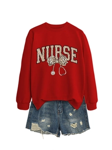 Détail d'un sweat rouge d'infirmière avec nœud léopard et motif de stéthoscope créatif