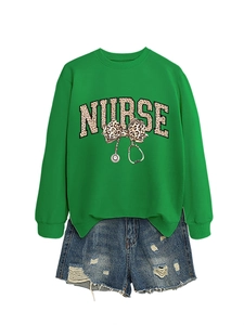 Détail du sweat vert infirmière avec texte léopard et motif de nœud stéthoscope