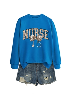 Détail du sweat bleu infirmière avec nœud léopard et short en jean avec déchirures