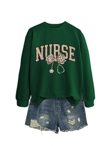Détail du sweatshirt d'infirmière vert foncé avec noeud léopard et short en jean
