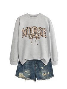 Détail d'un sweat gris infirmière avec texte léopard et motif de stéthoscope
