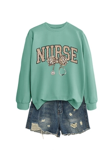 Sweat vert menthe avec imprimé infirmière léopard et short en jean vieilli