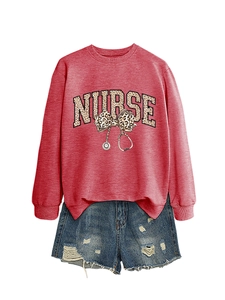 Détail du sweat-shirt d'infirmière avec lettres à motif léopard et nœud sur le tissu