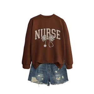 Ensemble sweat Nurse à imprimé léopard et short en jean déchiré sur fond blanc