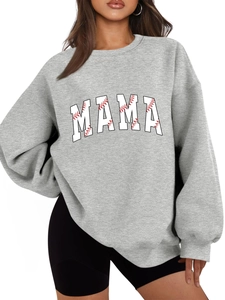 Détail du sweat gris montrant l'imprimé MAMA arqué avec texture de couture de baseball