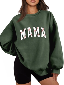 Détail d'un sweat-shirt vert foncé oversize avec inscription MAMA blanche et coutures