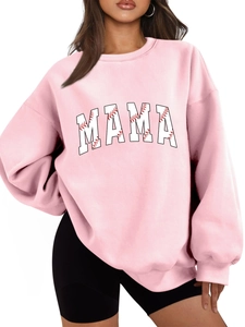 Détail du sweat rose avec texte MAMA, coutures de baseball et doublure en polaire