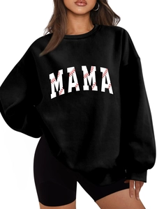 Gros plan sur l'imprimé MAMA avec coutures de baseball sur sweat noir en coton
