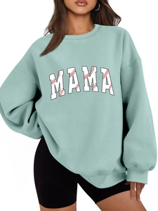 Détail du sweat vert menthe avec inscription MAMA blanche et texture de baseball