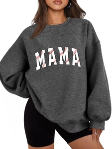 Détail du sweat MAMA gris avec imprimé couture de baseball et texture en polaire