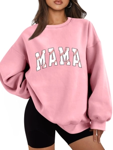 Vue détaillée du sweat rose MAMA avec lettrage texturé aux coutures de baseball rétro