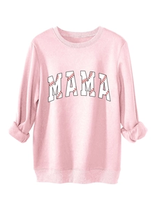 Gros plan du sweat rose avec texte MAMA et détails de texture de couture de baseball