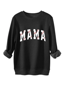 Détail d'un sweat en polaire noire avec imprimé MAMA et coutures de baseball rouges