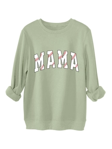 Détail du sweat vert sauge avec imprimé MAMA et texture de couture de baseball