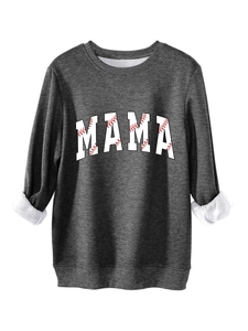 Détail du sweat MAMA gris foncé avec lettres blanches et texture de couture de baseball