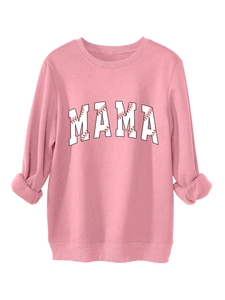 Gros plan du sweat rose MAMA avec texture de couture de baseball sur fond blanc