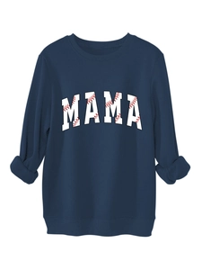 Détail du sweat-shirt bleu marine avec imprimé MAMA, coutures de baseball et texture des manches