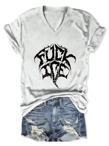 T-shirt en coton blanc à col en V avec imprimé gothique et mini-short en jean bleu délavé