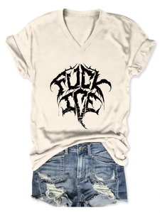 Détail du t-shirt blanc à col en V avec texte gothique et short en jean déchiré