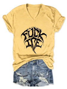 T-shirt jaune col en V avec imprimé gothique et short en jean vieilli posé à plat