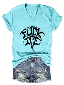 Détail d'un T-shirt bleu clair à col en V avec imprimé Fuck Love et short en jean bleu