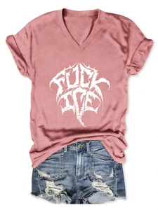 Détails d'un t-shirt femme col V avec imprimé graphique blanc et manches à revers