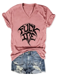 Détail du t-shirt col en V avec lettrage gothique et texture du short en jean usé