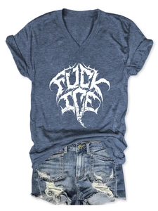 Détail du t-shirt col V avec imprimé Fuck Love et short en jean délavé tendance