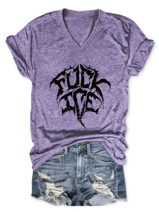 T-shirt violet à col en V avec texte Fuck Ice gothique et short en jean à plat
