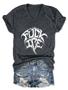 T-shirt gris anthracite à col en V avec texte gothique et short en jean délavé usé