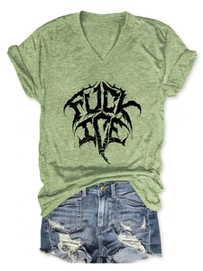 Détail de l'imprimé gothique Fuck Ice sur t-shirt vert col V et short en jean