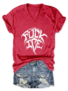 Détail d'un t-shirt rouge à col en V avec imprimé Fuck Love et short en jean vieilli