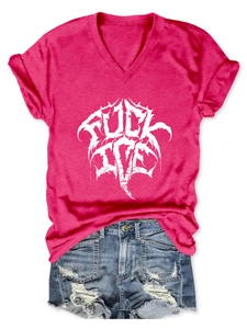 T-shirt rose col en V avec imprimé et short en jean déchiré disposé à plat