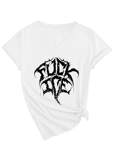 Détail d'un t-shirt blanc à col en V avec un nœud à l'ourlet et un imprimé lettrage noir