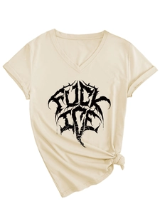 Détail du t-shirt beige à col en V avec imprimé gothique et nœud élégant sur le devant